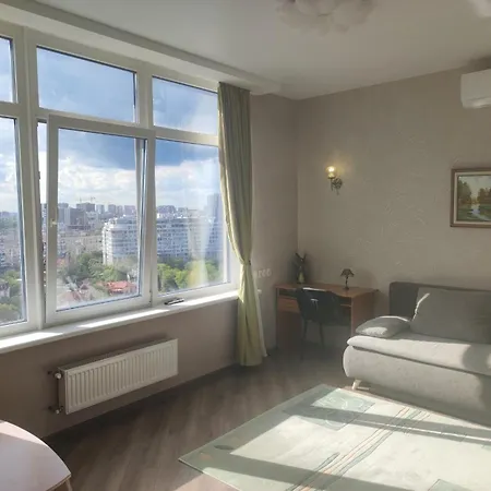 у моря з видом на місто Apartment Odesa